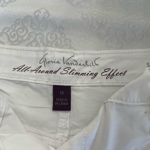 Gloria Vanderbilt women’s pleated white cotton shorts size 12 . Zip fly button. - Picture 3 of 4